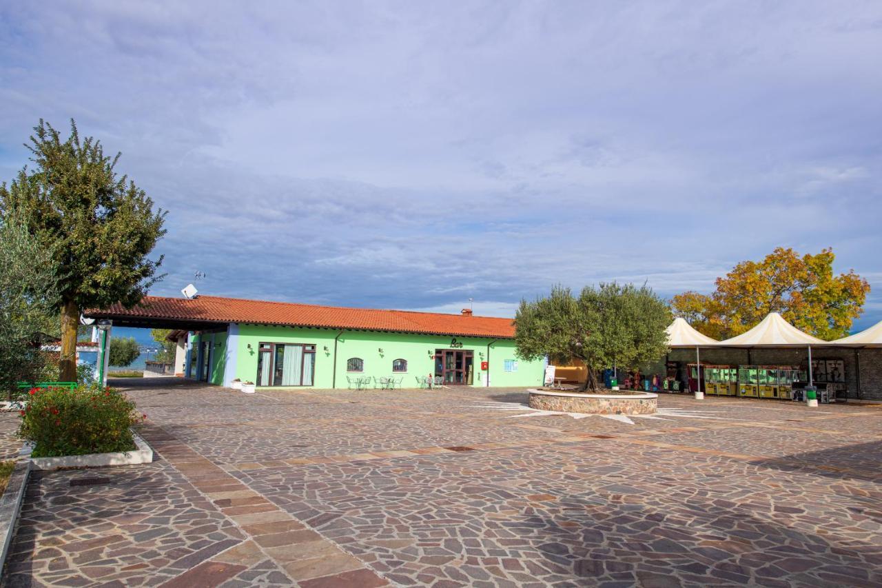 The Garda Village Sirmione Bagian luar foto