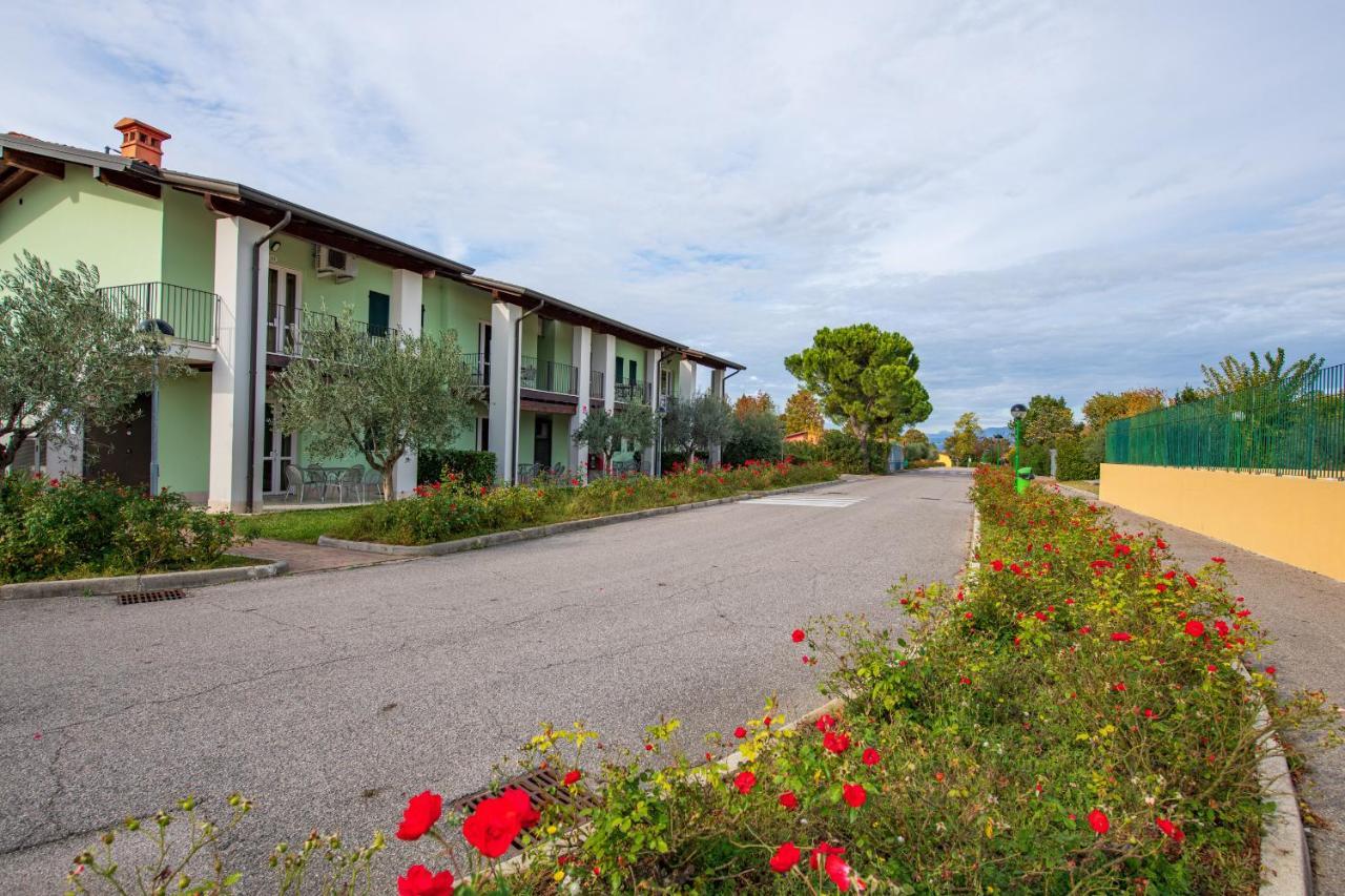 The Garda Village Sirmione Bagian luar foto