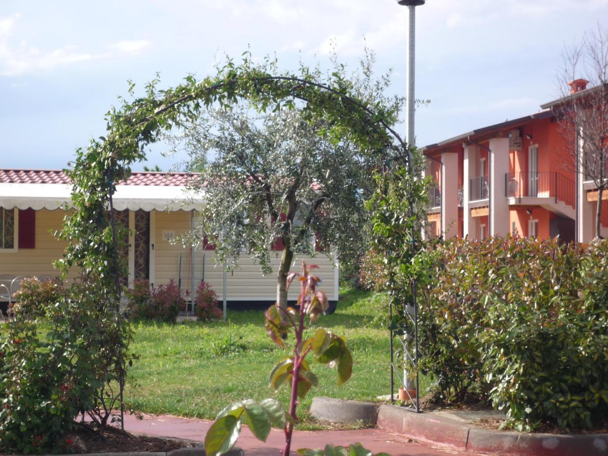 The Garda Village Sirmione Bagian luar foto